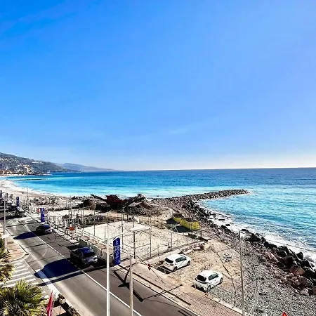 Seafront With Separate Bedroom Apartmán